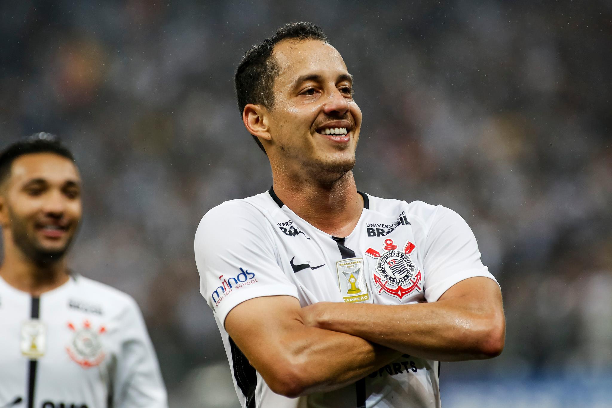 Rodriguinho marcou dois e garantiu a vitória do Corinthians diante do Fluminense